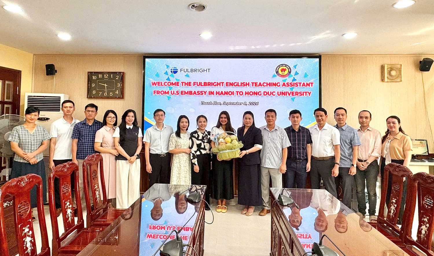 Trường Đại học Hồng Đức làm việc với Trợ giảng Tiếng Anh Fulbright 